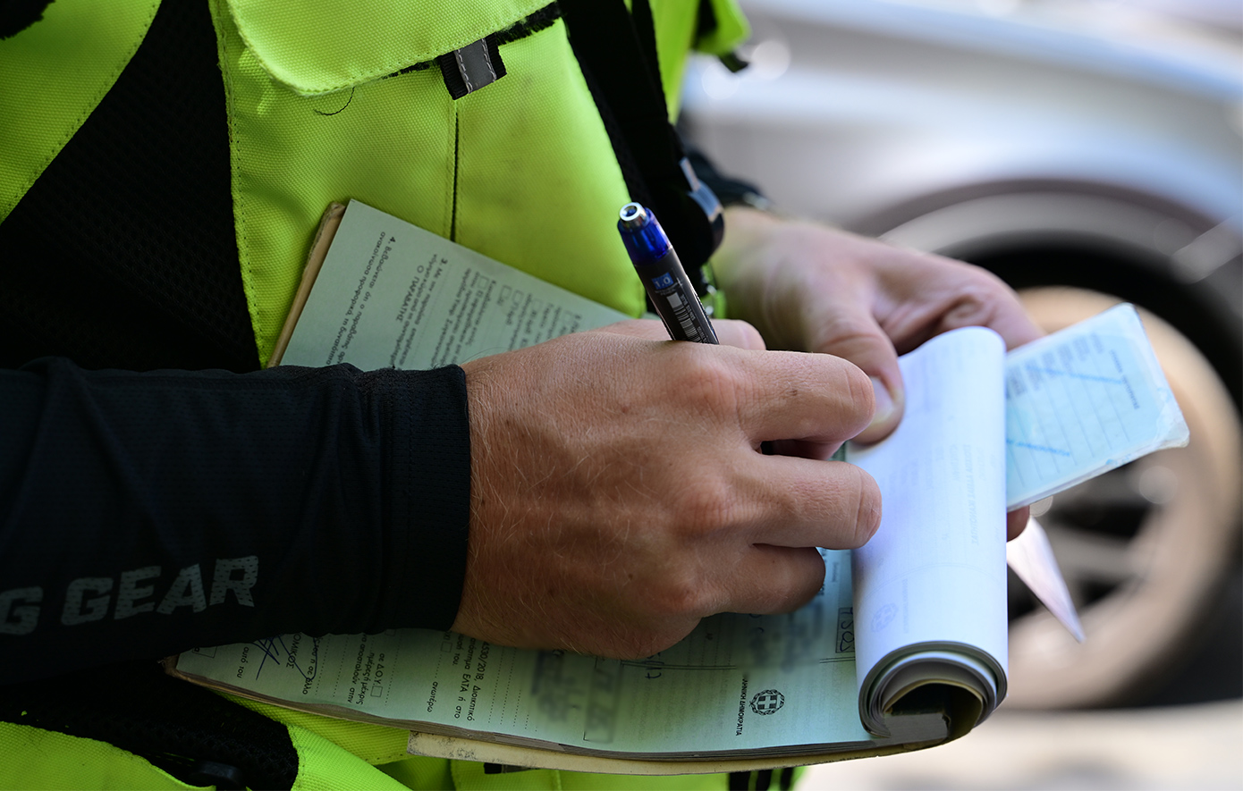 Βαρύτατα πρόστιμα και τεράστιες οφειλές για χιλιάδες ιδιοκτήτες οχημάτων χωρίς ασφάλεια ή απλήρωτα τέλη κυκλοφορίας
