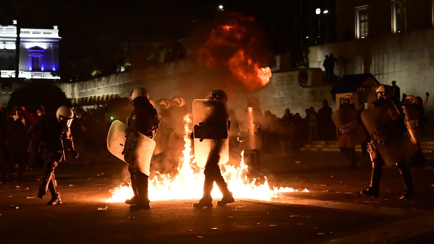 Η αστυνομία προχώρησε σε 114 συλλήψεις μετά από ταραχές τα ξημερώματα στα Εξάρχεια