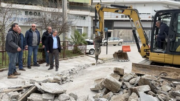 Επιθεώρηση Δημάρχου στα έργα ανακατασκευής πεζοδρομίων στα Φάρσαλα
