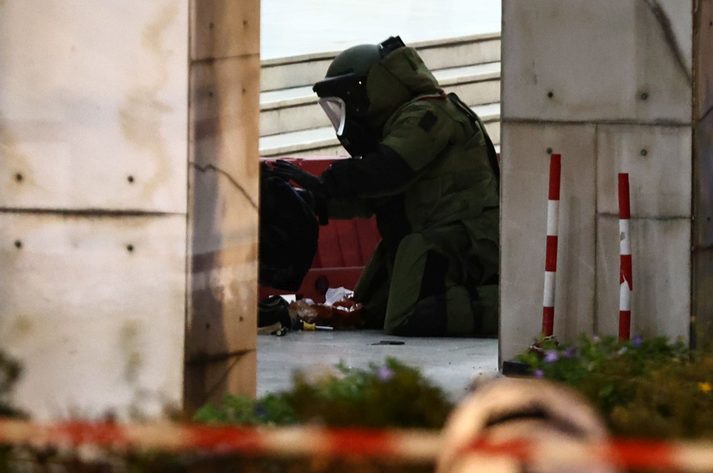 Πόσο αγγίξαμε το «ατύχημα» μπροστά στη ΓΑΔΑ – Τι ερευνά η ΕΛ.ΑΣ. για τον 48χρονο με τις χειροβομβίδες