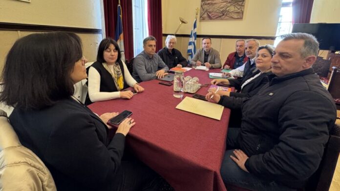 Σύσκεψη στο Δημαρχείο Ιωαννίνων για επιθεωρήσεις στα σχολεία μετά τον σεισμό