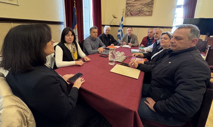 Σύσκεψη στο Δημαρχείο Ιωαννίνων για επιθεωρήσεις στα σχολεία μετά τον σεισμό