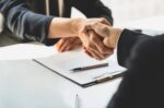 Αυξήσεις αποδοχών και καινούριες συλλογικές συμβάσεις μεταμορφώνουν την αγορά εργασίας φέτος