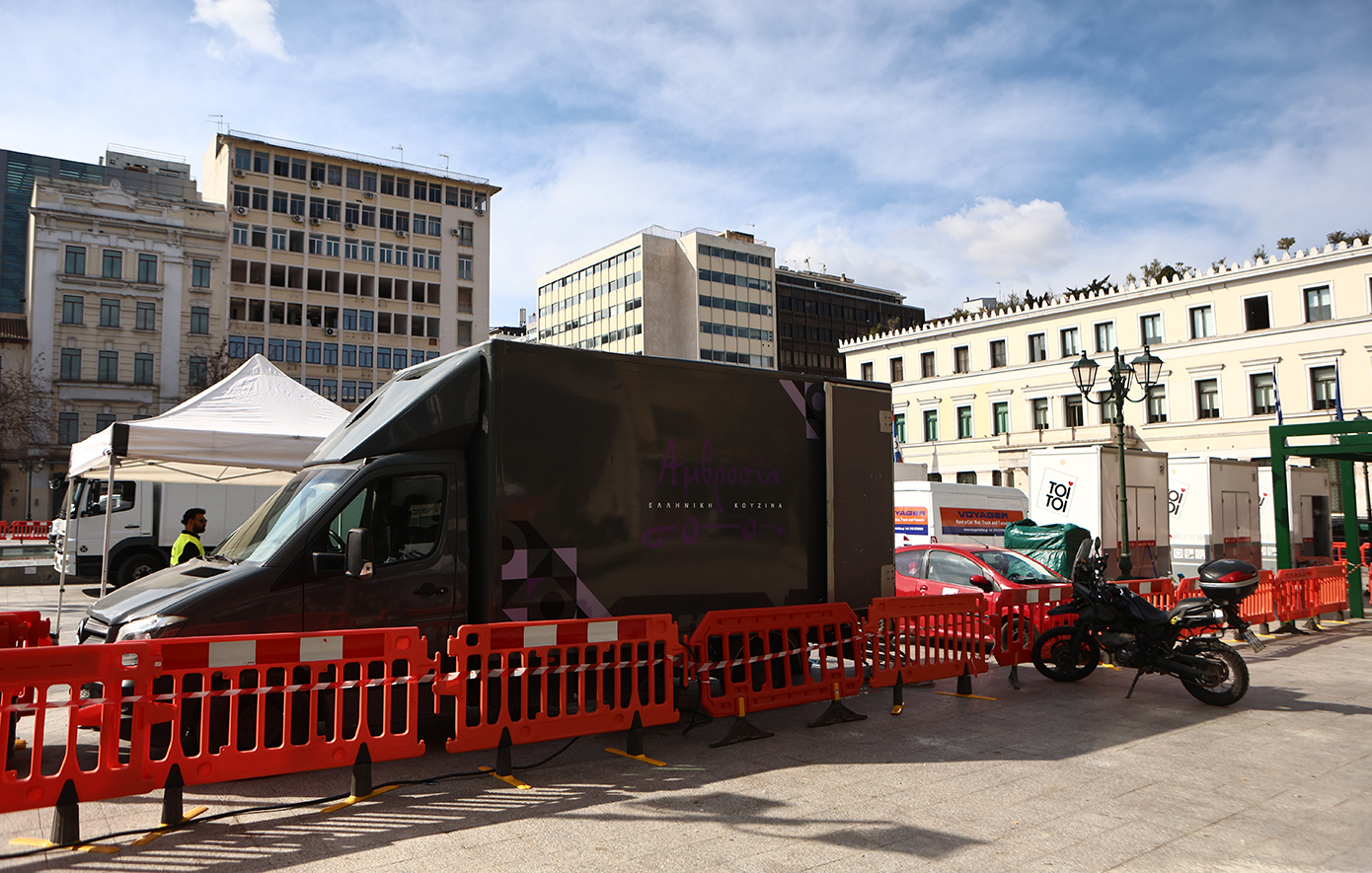 Πυρετώδεις ετοιμασίες στο μέγαρο του δήμου Αθηναίων για το γύρισμα του Μπραντ Πιτ