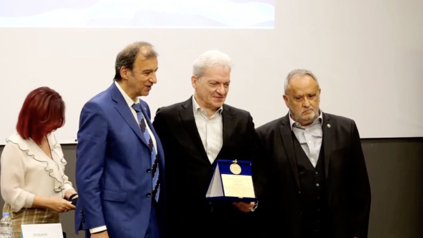 Βράβευση του δημάρχου Ηρακλείου για την αδιάκοπη προσφορά του στην κοινωνία