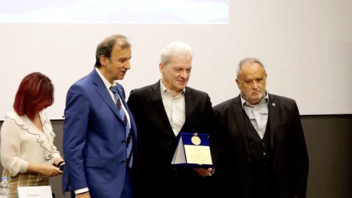 Βράβευση του δημάρχου Ηρακλείου για την αδιάκοπη προσφορά του στην κοινωνία