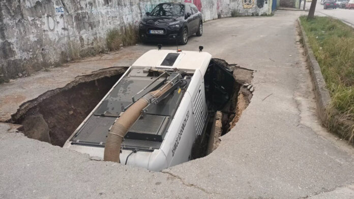 Τεράστια καθίζηση «κατάπιε» δημοτικό όχημα καθαριότητας στα Ιωάννινα