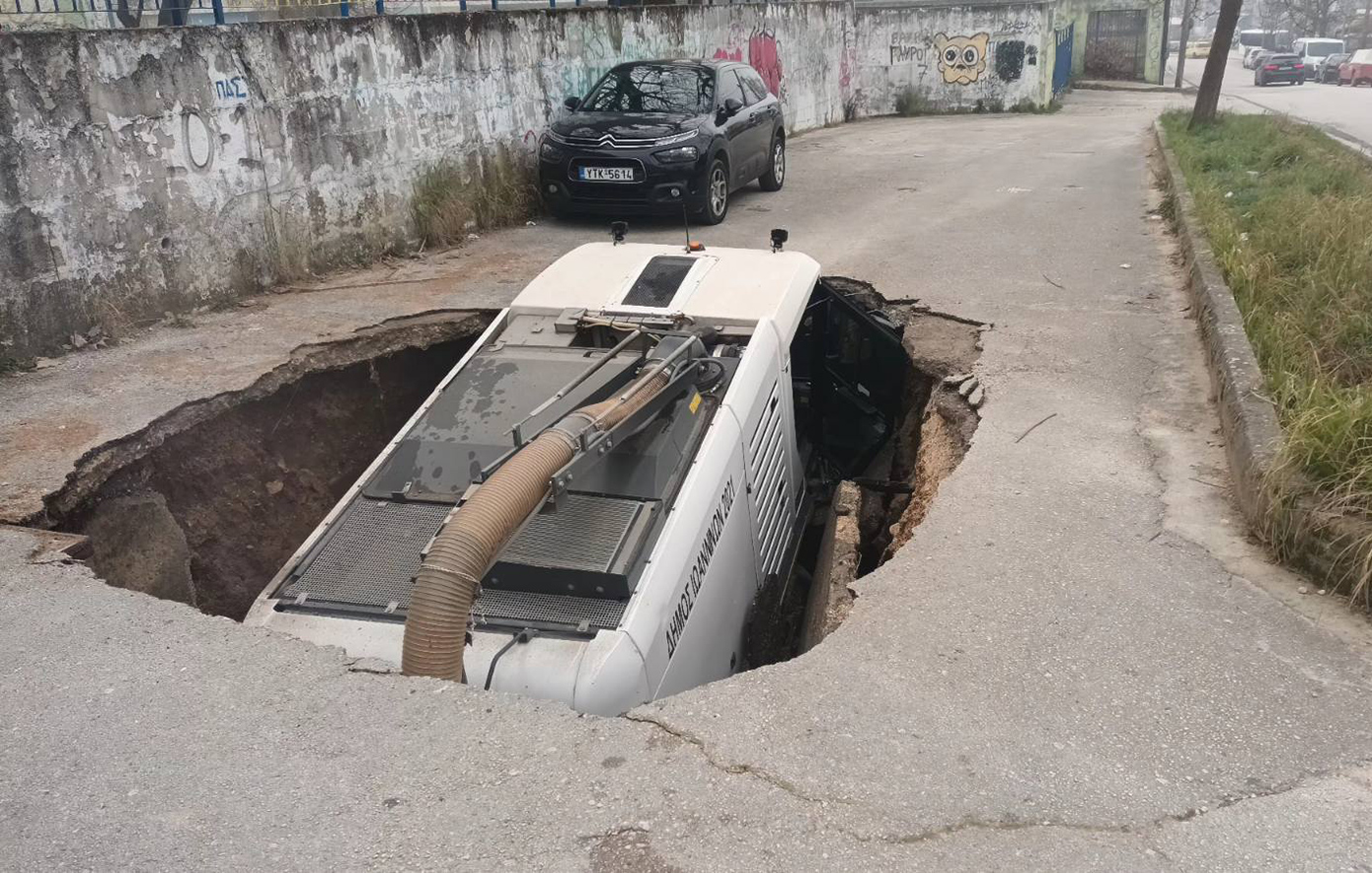 Τεράστια καθίζηση «κατάπιε» δημοτικό όχημα καθαριότητας στα Ιωάννινα