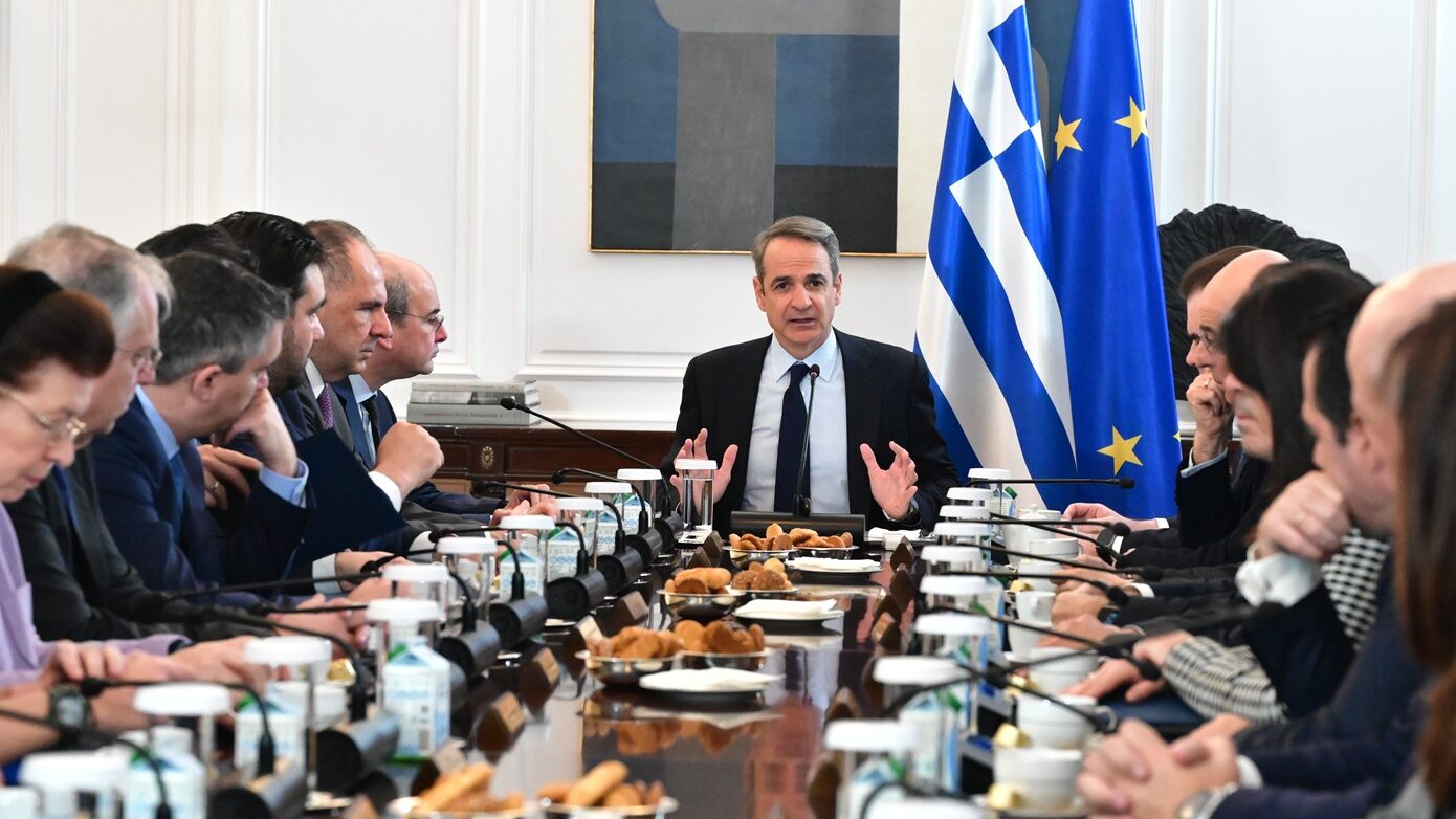 Κατώτατος μισθός: Με τις εξελίξεις στη Μέση Ανατολή και τις αυξήσεις τιμών, η κυβέρνηση καλείται να αποφασίσει τελικά