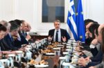 Κατώτατος μισθός: Με τις εξελίξεις στη Μέση Ανατολή και τις αυξήσεις τιμών, η κυβέρνηση καλείται να αποφασίσει τελικά