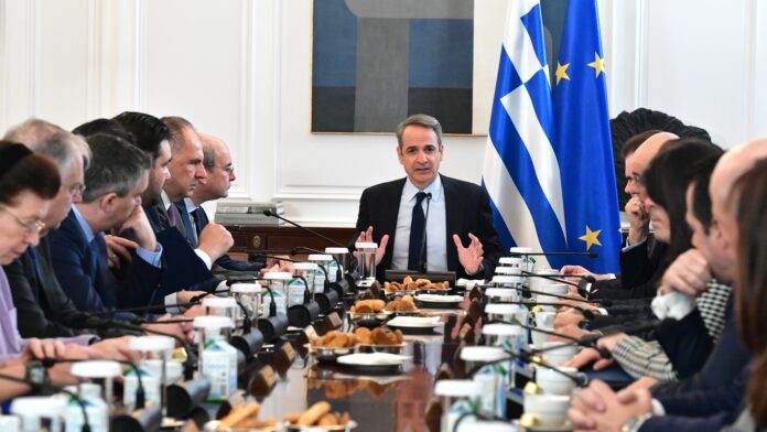 Κατώτατος μισθός: Με τις εξελίξεις στη Μέση Ανατολή και τις αυξήσεις τιμών, η κυβέρνηση καλείται να αποφασίσει τελικά