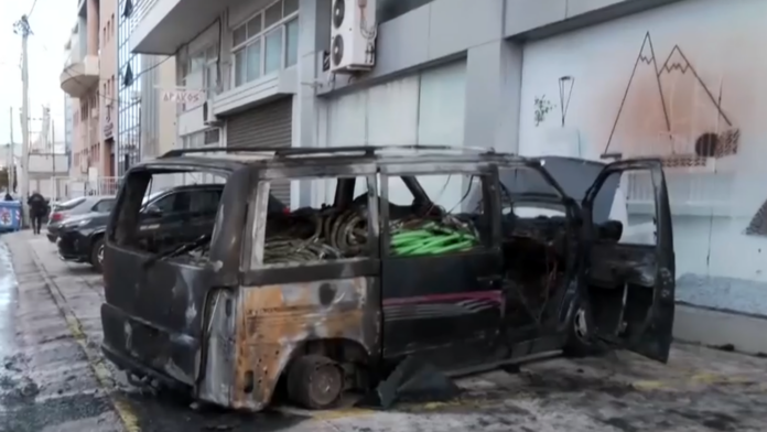 Πυρκαγιά σε επαγγελματικό βαν στο Περιστέρι τα ξημερώματα – Έρευνες για πιθανό εμπρησμό