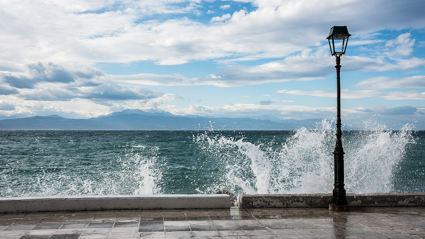Ασταθής καιρός με σύννεφα, βροχοπτώσεις και ισχυρούς ανέμους – Πού θα είναι πιο έντονα τα φαινόμενα