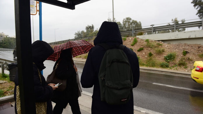 Διχασμένη εβδομάδα: Ανοιξιάτικος καιρός μέχρι αύριο, χειμωνιάτικες συνθήκες από Τετάρτη – Έντονες βροχοπτώσεις, ψύχος και χιόνια στα βουνά