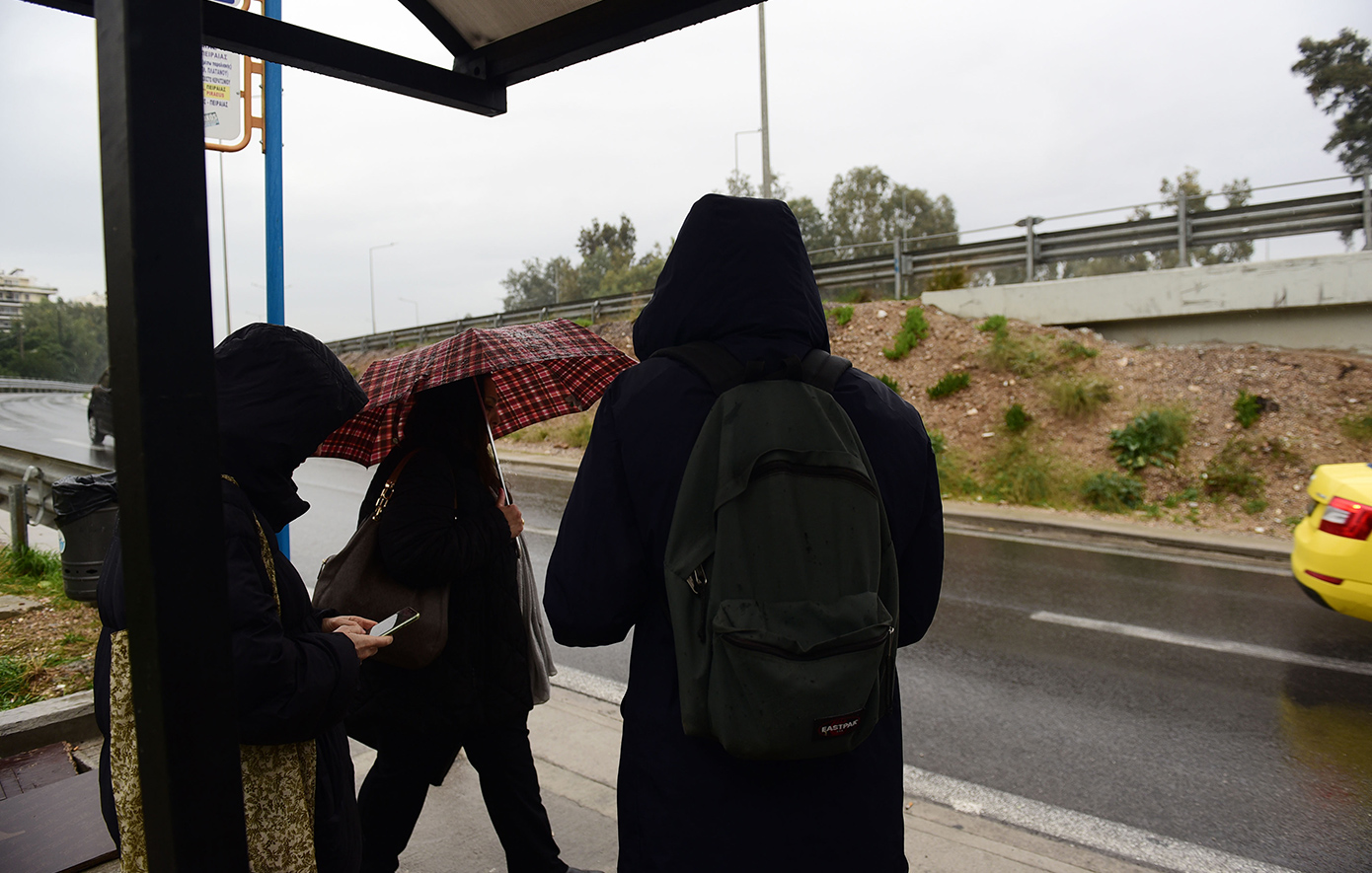 Διχασμένη εβδομάδα: Ανοιξιάτικος καιρός μέχρι αύριο, χειμωνιάτικες συνθήκες από Τετάρτη – Έντονες βροχοπτώσεις, ψύχος και χιόνια στα βουνά