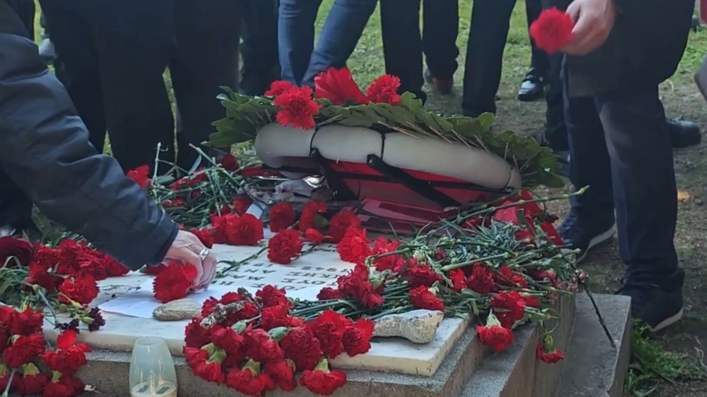 Συγκίνηση στην Καισαριανή: 200 ζεύγη υποδημάτων και γαρίφαλα για τους εκτελεσμένους