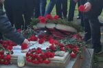Συγκίνηση στην Καισαριανή: 200 ζεύγη υποδημάτων και γαρίφαλα για τους εκτελεσμένους