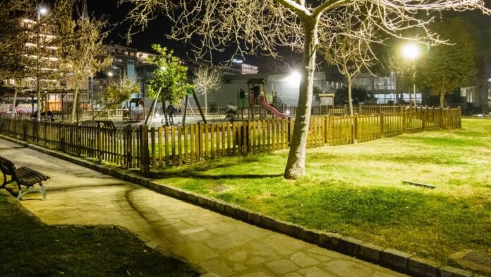 Εγκατάσταση καινούργιων λαμπτήρων στο πάρκο Φαλήρου του Δήμου Καβάλας
