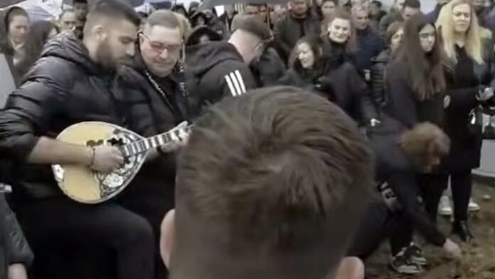Συγκλονιστικές στιγμές στην κηδεία του τραγουδιστή Γιώργου Τσιτόγλου – Τον αποχαιρέτησαν με το «Βρέχει φωτιά στη στράτα μου»