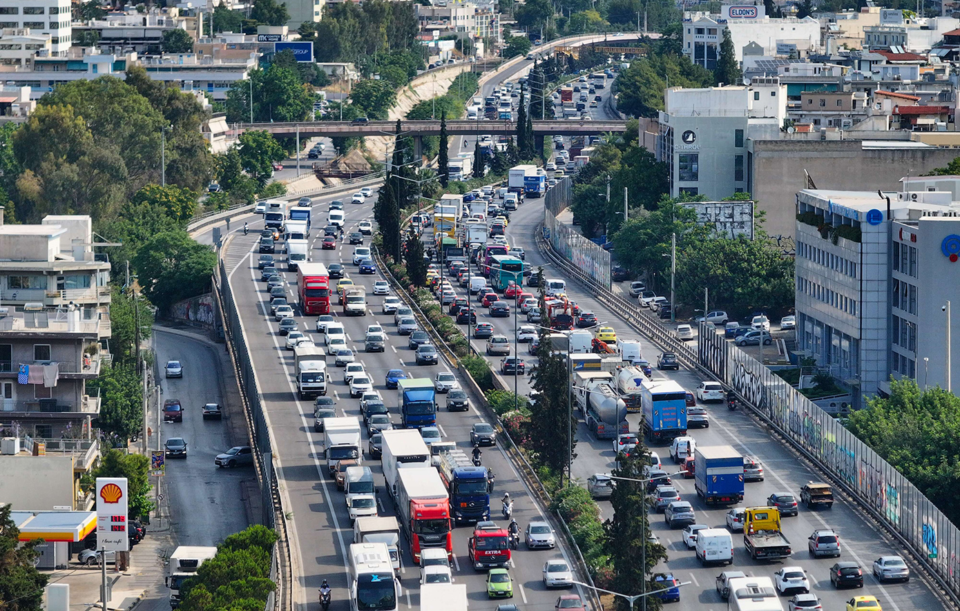 Κυκλοφοριακός εφιάλτης: Χάος στον Κηφισό, συμφόρηση στο κέντρο της Αθήνας και καθυστερήσεις έως 25 λεπτά στην Αττική Οδό