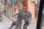 Σοκαριστικό βίντεο από την άγρια συμπλοκή ανηλίκων στη μέση του δρόμου στην Κυψέλη