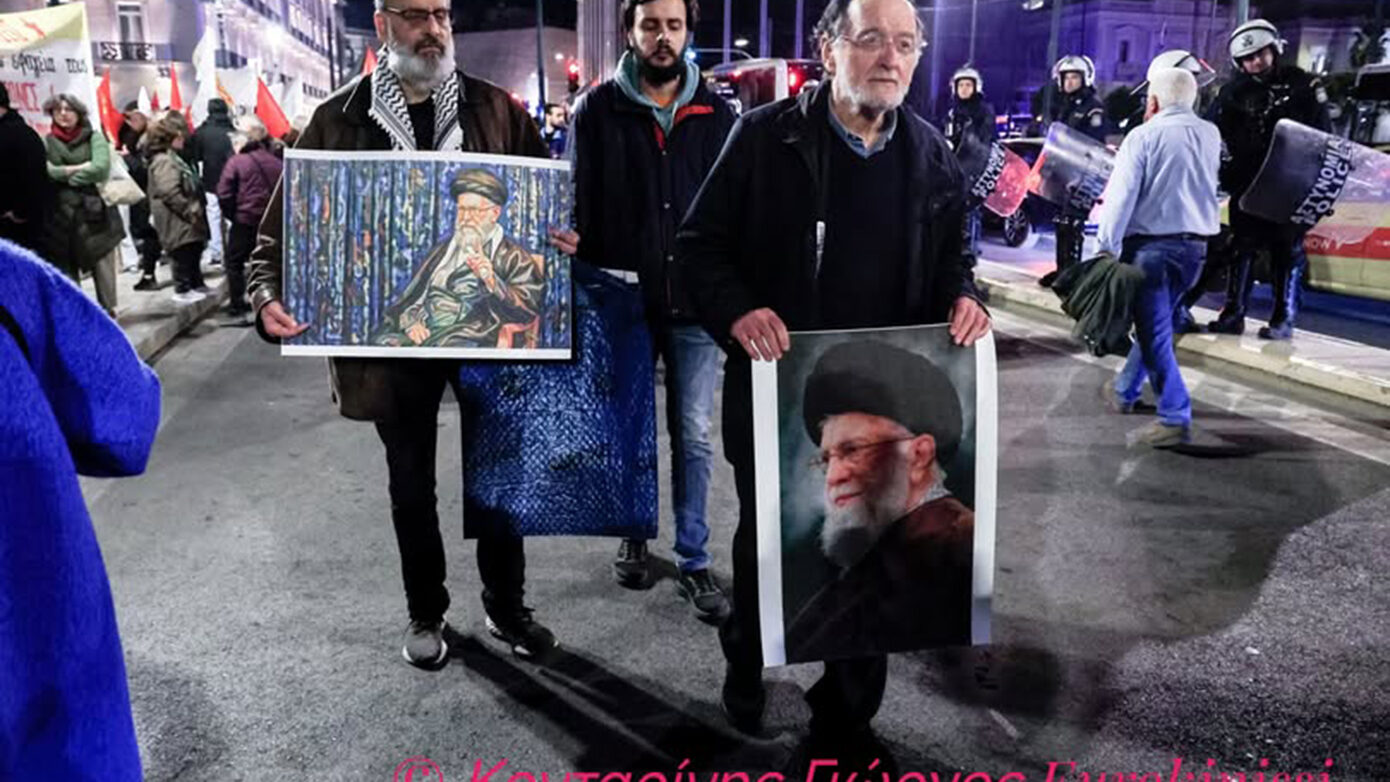Ξεσπά ο φωτορεπόρτερ που απαθανάτισε τον Λαφαζάνη με πορτρέτο του Χαμενεΐ: «Σταματήστε να ψάχνετε για AI εκεί που υπάρχει μόχθος»