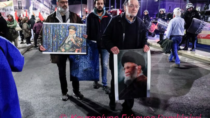 Ξεσπά ο φωτορεπόρτερ που απαθανάτισε τον Λαφαζάνη με πορτρέτο του Χαμενεΐ: «Σταματήστε να ψάχνετε για AI εκεί που υπάρχει μόχθος»