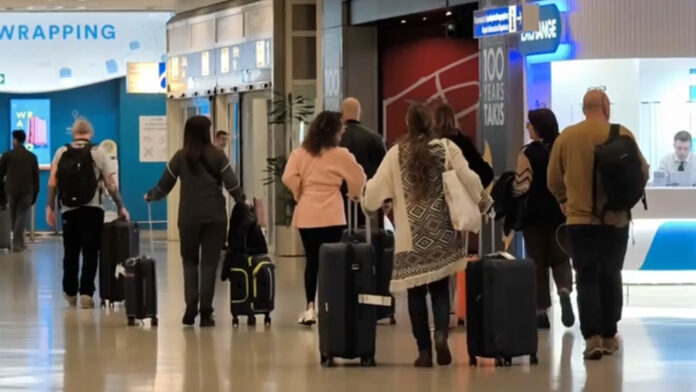 «Ακούστηκαν εκρήξεις και σειρήνες, ετοιμάσαμε μια βαλίτσα και φύγαμε»: Τι δηλώνουν Έλληνες που επιστρέφουν από τη Μέση Ανατολή