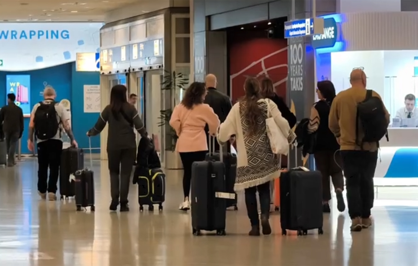 «Ακούστηκαν εκρήξεις και σειρήνες, ετοιμάσαμε μια βαλίτσα και φύγαμε»: Τι δηλώνουν Έλληνες που επιστρέφουν από τη Μέση Ανατολή