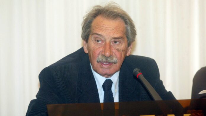 Απεβίωσε ο δημοσιογράφος Αντώνης Κούρτης στα 92 του – Υπήρξε κυβερνητικός εκπρόσωπος επί Ανδρέα Παπανδρέου