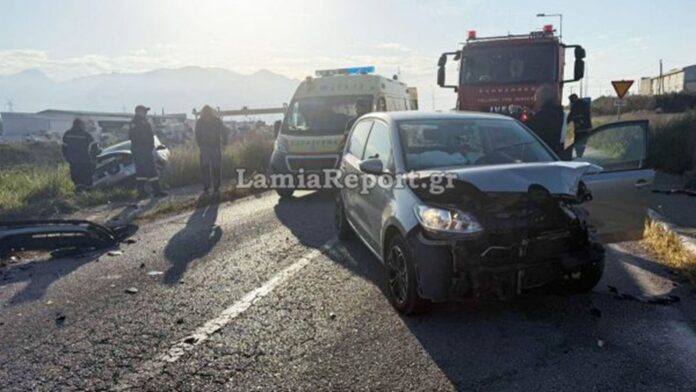 Λαμία: Σφοδρή σύγκρουση με τρεις τραυματίες – Οδηγός εκτινάχθηκε στα χωράφια