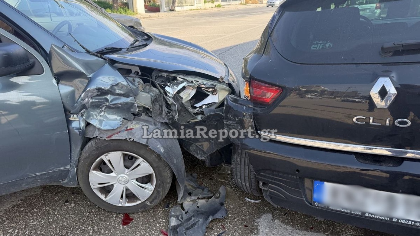 Λαμία: Αυτοκίνητο συγκρούστηκε με παρκαρισμένο – «Θα είχε εισβάλει στο φαρμακείο αν δεν υπήρχε το άλλο όχημα»