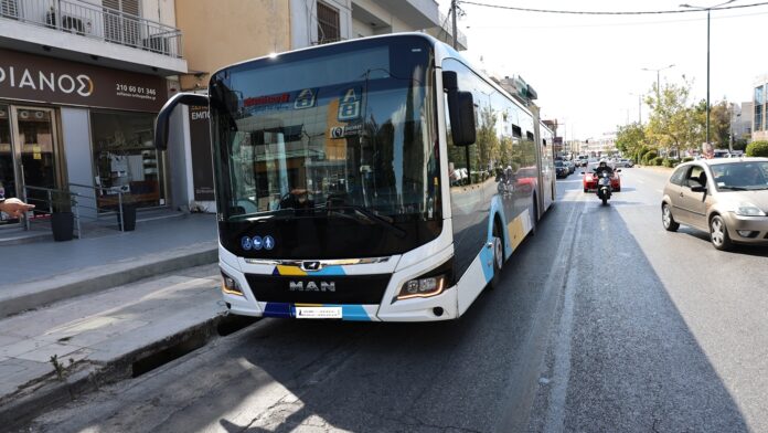 Άνδρας εξέπνευσε μέσα σε αστικό λεωφορείο στο Μενίδι