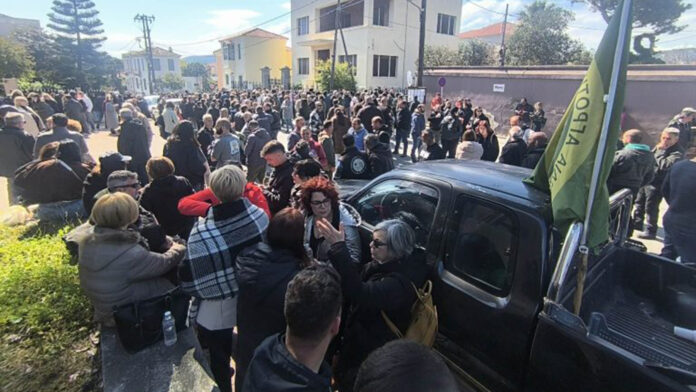 Οι κτηνοτρόφοι της Λέσβου απέκλεισαν τον δρόμο μπροστά από το κτίριο της Γ.Γ. Αιγαίου