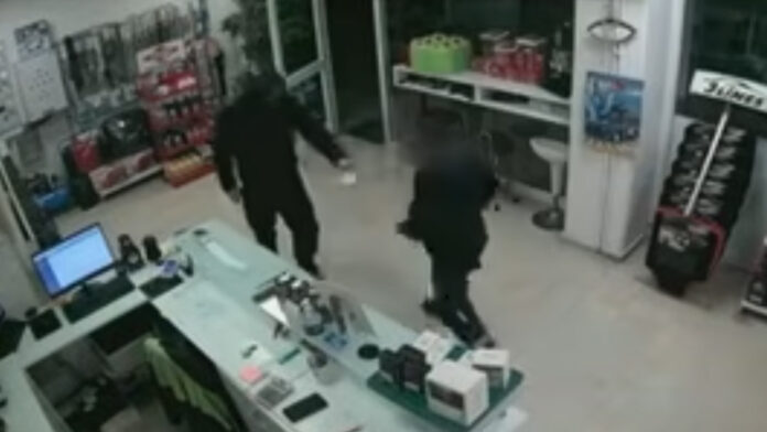 «Μας έδωσε και 5 ευρώ παραπάνω»: Τι αποκάλυψε ο υπάλληλος του πρατηρίου μετά την επιστροφή των 700 ευρώ από τον κλέφτη