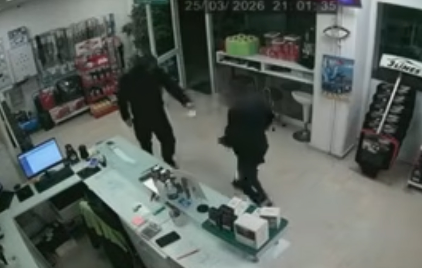 Συγκλονιστικό βίντεο από το Αγρίνιο – Ένοπλος εισβάλλει σε βενζινάδικο και κλέβει τις εισπράξεις