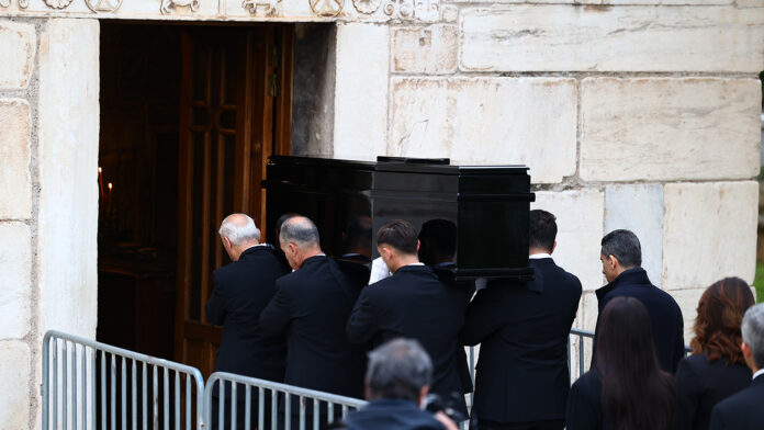Μαρινέλλα: Οικογένεια και αγαπημένοι φίλοι στο κοιμητήριο Κηφισιάς αποχαιρέτησαν για πάντα