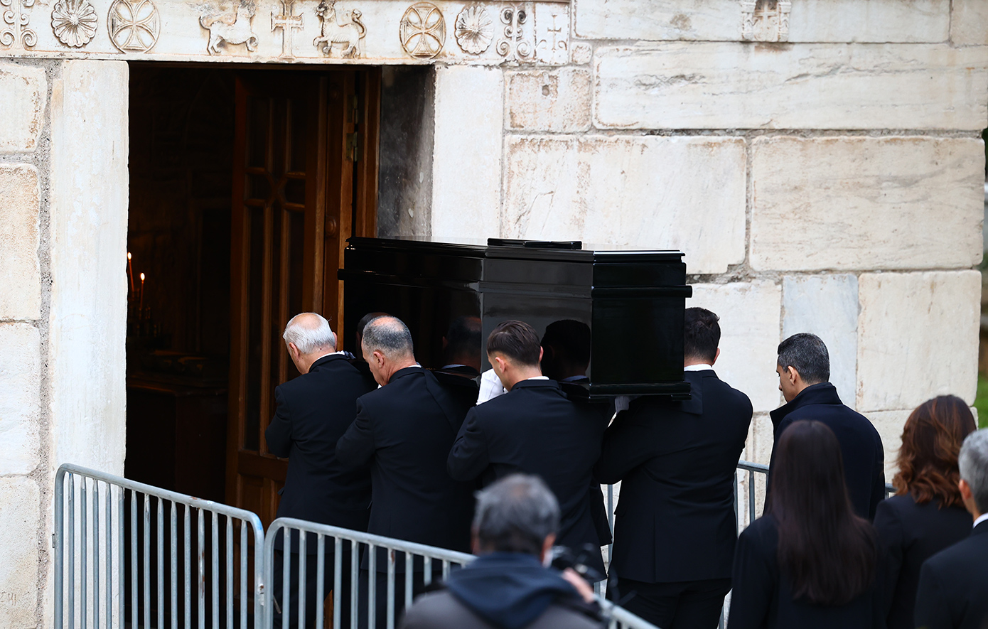 Μαρινέλλα: Οικογένεια και αγαπημένοι φίλοι στο κοιμητήριο Κηφισιάς αποχαιρέτησαν για πάντα