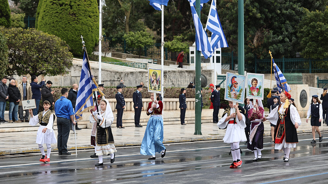 Καιρός 25ης Μαρτίου: Βροχές, χιόνια, δυνατοί βοριάδες και χαμηλές θερμοκρασίες στους εορτασμούς