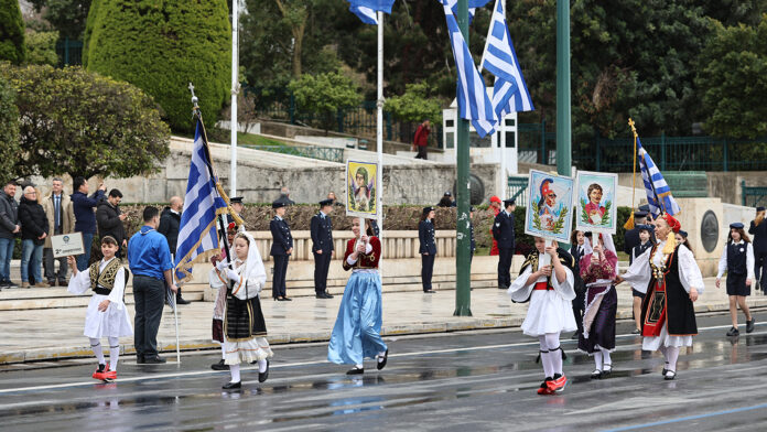 Καιρός 25ης Μαρτίου: Βροχές, χιόνια, δυνατοί βοριάδες και χαμηλές θερμοκρασίες στους εορτασμούς