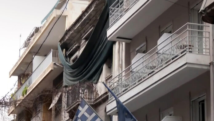 Σοκ με την πτώση 15χρονου μαθητή από μπαλκόνι ξενοδοχείου στα Εξάρχεια – Οι φίλοι του παρακολούθησαν το τραγικό συμβάν