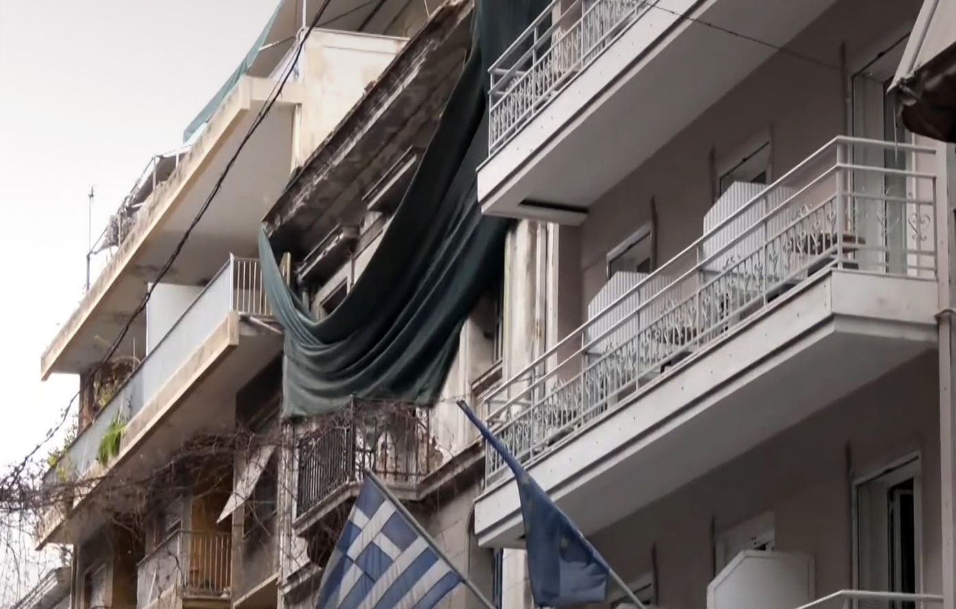 Σοκ με την πτώση 15χρονου μαθητή από μπαλκόνι ξενοδοχείου στα Εξάρχεια – Οι φίλοι του παρακολούθησαν το τραγικό συμβάν