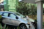 Συγκλονιστικό τροχαίο στο Ναύπλιο: Όχημα «εισέβαλε» σε πυλωτή πολυκατοικίας – Δείτε το βίντεο
