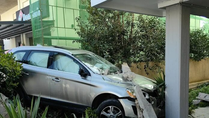 Συγκλονιστικό τροχαίο στο Ναύπλιο: Όχημα «εισέβαλε» σε πυλωτή πολυκατοικίας – Δείτε το βίντεο