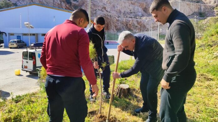 Μαθητές συμβάλλουν σε επιτυχημένη δενδροφύτευση στο ΔΑΚΑΝ Νίκαιας