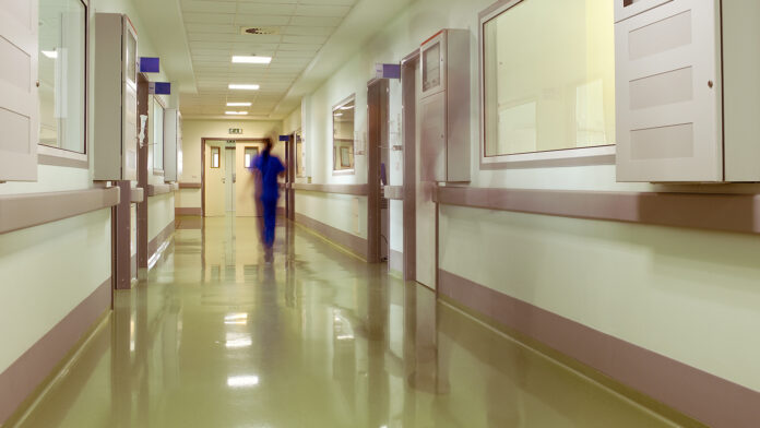 Σύγκρουση γιγάντων στην ιδιωτική υγεία: Ασφαλιστικές και κλινικές αντιμέτωπες για το κόστος