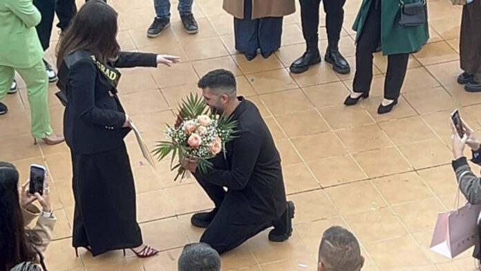 Μοναδική πρόταση γάμου στο πανεπιστήμιο Ρεθύμνου: Αποφοίτησε με πτυχίο και δαχτυλίδι