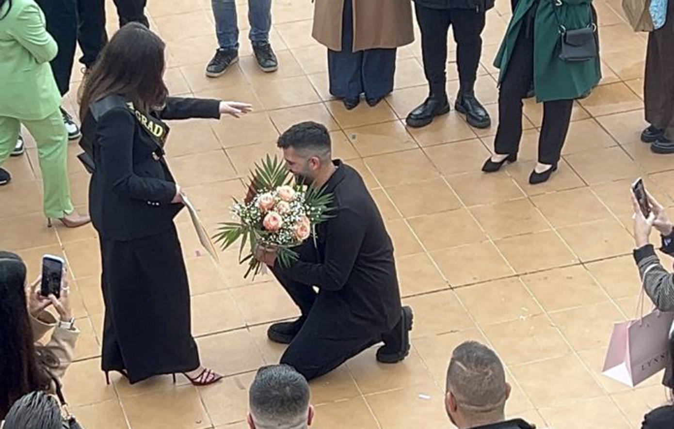 Μοναδική πρόταση γάμου στο πανεπιστήμιο Ρεθύμνου: Αποφοίτησε με πτυχίο και δαχτυλίδι
