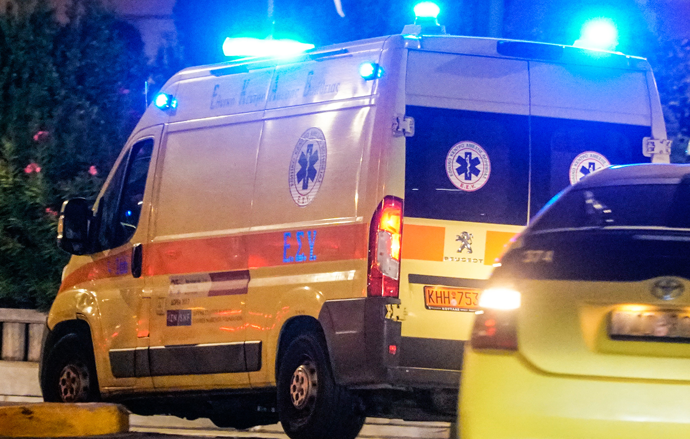 Σοβαρό τροχαίο με δύο μηχανές κοντά στη Βουλή – Κρίσιμη η κατάσταση του ενός οδηγού