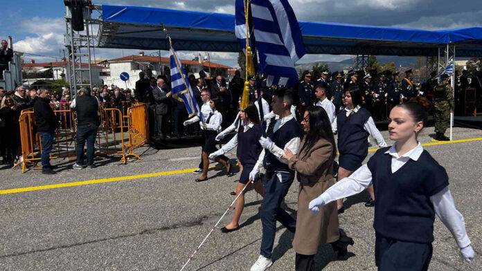 Συγκλόνισε ο τυφλός σημαιοφόρος του Γυμνασίου Γαβαλούς – Καταχειροκροτήθηκε στην παρέλαση στο Μεσολόγγι